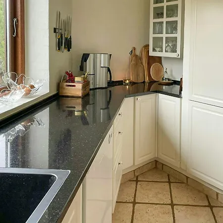 Octagonal Thatched Forest House Near Herning Сasa de vacaciones *