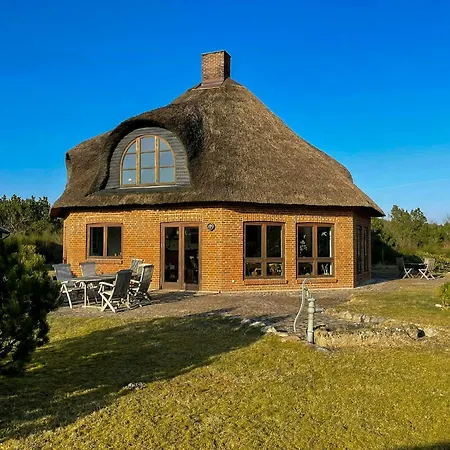 Octagonal Thatched Forest House Near Herning Сasa de vacaciones *