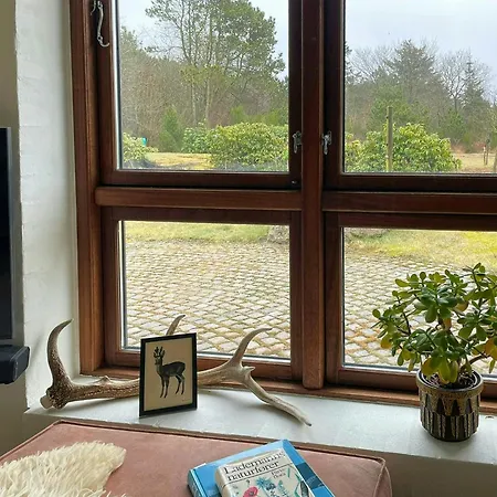 Octagonal Thatched Forest House Near Herning Сasa de vacaciones
