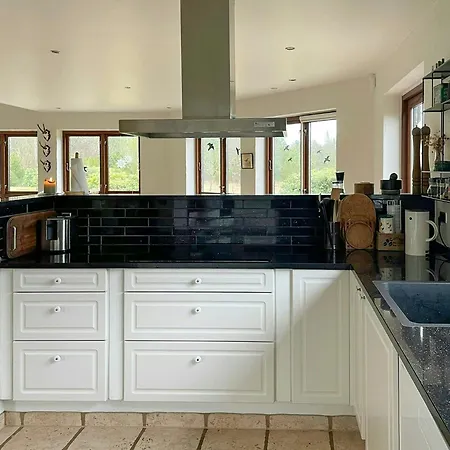 Octagonal Thatched Forest House Near Herning Сasa de vacaciones Videbæk