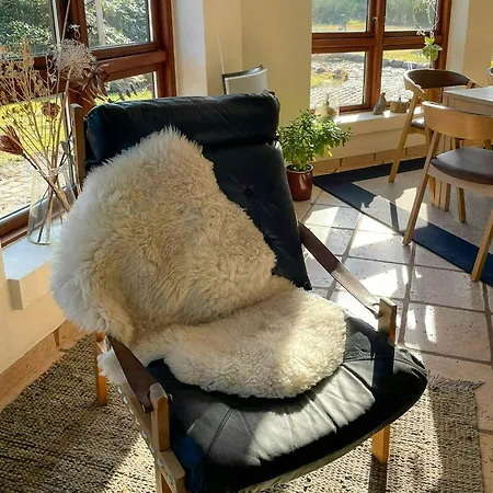 Octagonal Thatched Forest House Near Herning Сasa de vacaciones